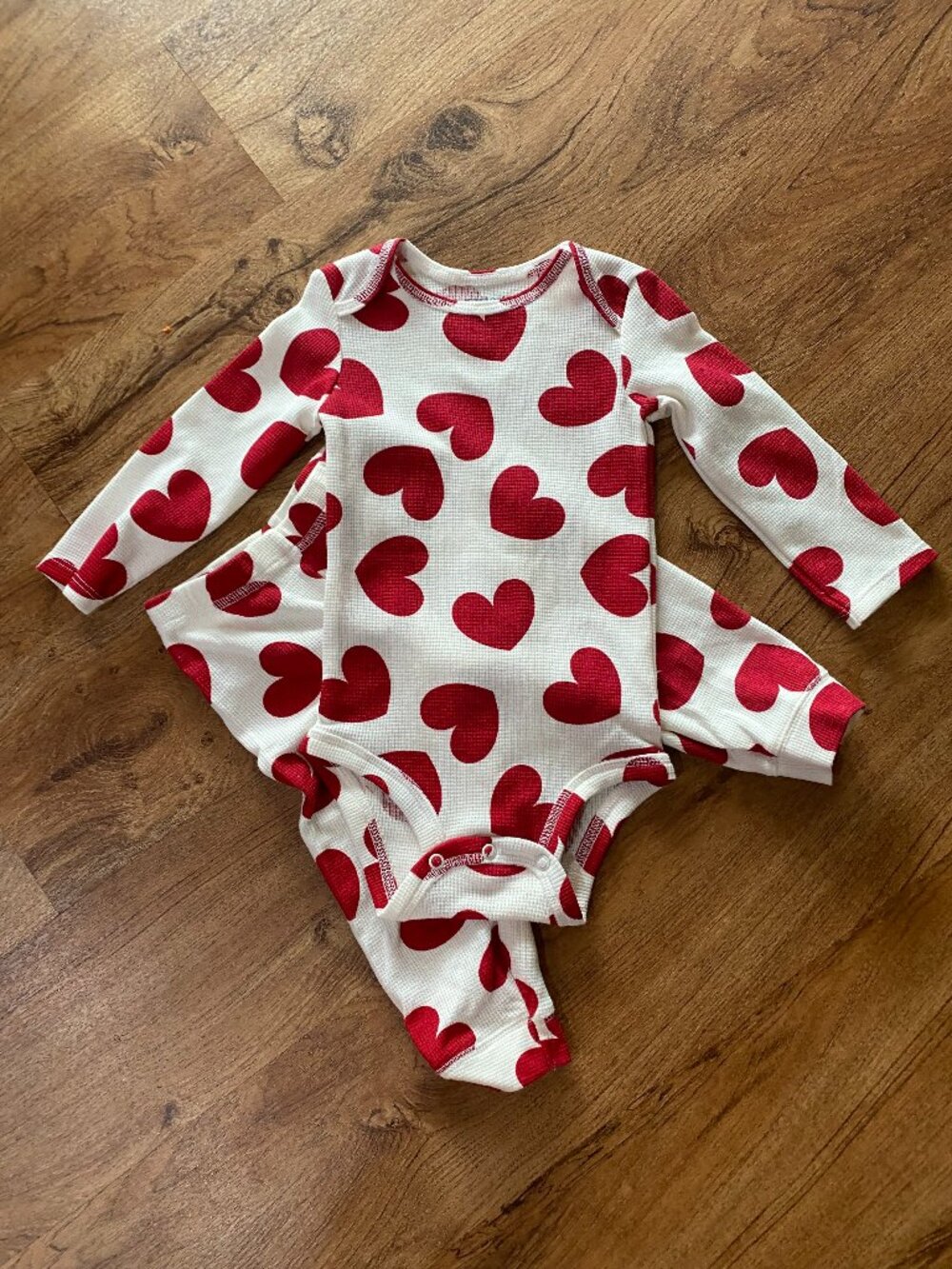 Carter's 2 Piece Red Heart Long Sleeve Bodysuit and Pants Set-12M